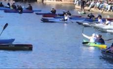 Milano Cortina, la fiamma olimpica sui Navigli