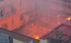 Incendio nel cuore di Napoli, brucia il teatro Sannazaro