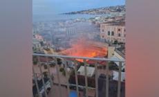 Napoli, le fiamme mentre si sprigionano dal teatro Sannazaro