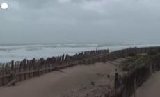 Tempesta Pedro in Francia, le onde si abbattono sulla spiaggia di Biscarrosse