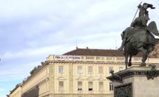 Torino, striscione "viva la Costituzione" in piazza San Carlo
