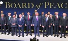 Board of Peace, Trump alla foto di rito sulle note della versione Usa di "Gloria" di Tozzi