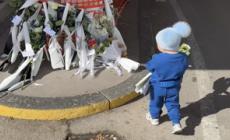 Fiori bianchi e peluche al Monaldi per il piccolo Domenico