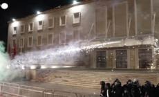 La polizia albanese disperde i tanti sostenitori dell'opposizione di destra