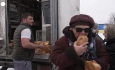 Un fornaio francese sforna pagnotte per stare vicino al popolo ucraino - Video