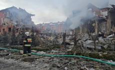 Ucraina, le macerie dopo un attacco russo nella regione di Kiev