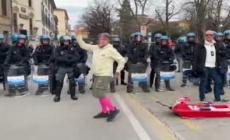 Milano Cortina, Verona: il corteo dei contestatori prosegue senza incidenti