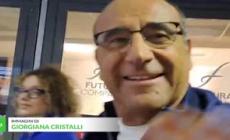 Sanremo, Carlo Conti scherza con il cellulare della giornalista