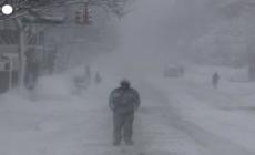 Maltempo in Usa, una bufera di neve mette in ginocchio New York: torna il lockdown