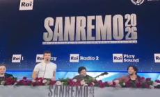 Leo Gassmann canta ai giornalisti a Sanremo il brano "Oltre"
