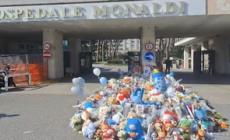 Napoli, "montagna" di omaggi per Domenico davanti al Monaldi