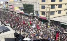 Pakistan, in migliaia marciano dopo la morte di Khamenei con cartelli e bandiere