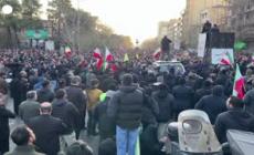 Folla in lutto a Teheran per la morte di Khamenei