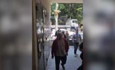 A Tel Aviv si cerca riparo mentre risuonano le sirene d'allarme