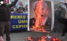 Istanbul, manifestanti verso il consolato israeliano: bruciate foto di Trump e Netanyahu