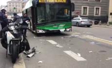 A Milano un autobus travolge una moto: quattro feriti