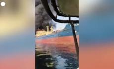 Petroliera colpita a largo delle coste dell'Oman, 4 feriti