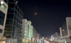 Giordania, il cielo sopra Amman illuminato dai missili degli attacchi dell'Iran