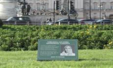 Attivisti dedicano a Virginia Giuffre i giardini davanti a Buckingham Palace