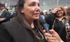 L'abbraccio di famiglie e amici agli studenti rientrati dagli Emirati Arabi