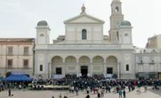 Un lungo applauso per salutare il feretro del piccolo Domenico