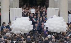 L'ultimo saluto a Domenico, in piazza risuona "Guerriero" di Mengoni