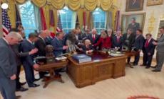 La preghiera per Trump nello Studio ovale