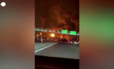 Iran, raid Usa-Israele su cinque impianti petroliferi: maxi incendio a Teheran