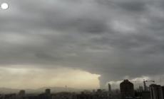 Raid a depositi di petrolio a Teheran. Protezione civile: "Pioggia acida, rimanere in casa"
