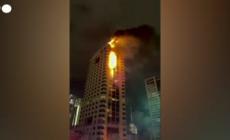 Attacco con droni a Kuwait City, torre di un edificio governativo in fiamme
