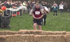 8 marzo in Inghilterra, i mariti corrrono con le mogli sulle spalle a testa in giu'