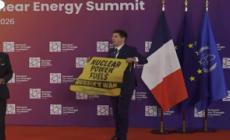 Blitz di Greenpeace al summit sull'energia nucleare a Parigi