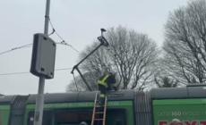 Paura a Milano: principio di incendio su un tram - Video
