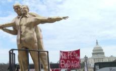 Washington, statua beffarda con Trump ed Epstein in stile "Titanic"