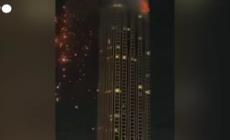 Drone iraniano sul distretto finanziario di Dubai, in fiamme un edificio
