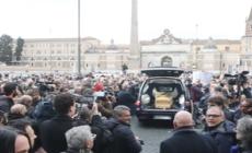 Enrica Bonaccorti, bagno di folla ai funerali a Roma