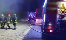 Incendio in un parcheggio vicino aeroporto di Alghero, 14 auto in fiamme