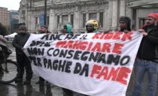 Milano, rider di Deliveroo e Glovo in presidio sotto la pioggia