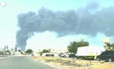 Nuovo allarme al porto di Fujairah, colonna di fumo sopra il terminale petrolifero