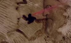 Trump contro Khamenei in una scultura di sabbia sulla guerra in Iran