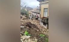 Frana su abitazione ed auto, soccorritori al lavoro per scongiurare vittime