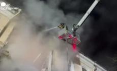 Odessa, vigili del fuoco spengono le fiamme dopo i nuovi raid russi