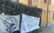 Morto Bossi, a Gemonio lo striscione: "Saremo per sempre i tuoi giovani padani"