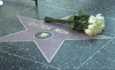 A Hollywood turisti e residenti rendono omaggio a Chuck Norris