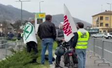 L'ultimo saluto a Bossi, il feretro accolto tra i cori a Pontida