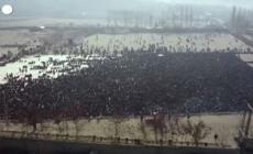 Pakistan, migliaia di musulmani recitano la preghiera dell'Eid