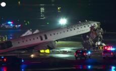 Incidente al LaGuardia di New York, aereo contro un camion dei pompieri: "due morti"