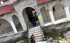 Grecia, turisti visitano la chiesa pendente mettendo alla prova l'equilibrio