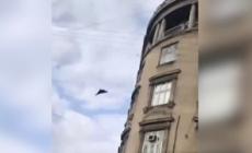 Ucraina, il momento in cui un drone russo colpisce Leopoli