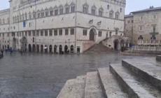 Perugia, freddo e qualche fiocco di neve sul centro della citta'